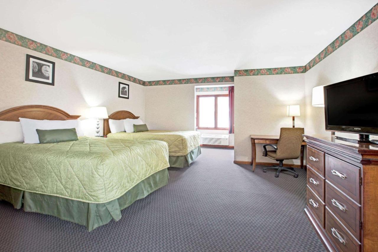 Ramada By Wyndham Flemington Hotel Eksteriør billede