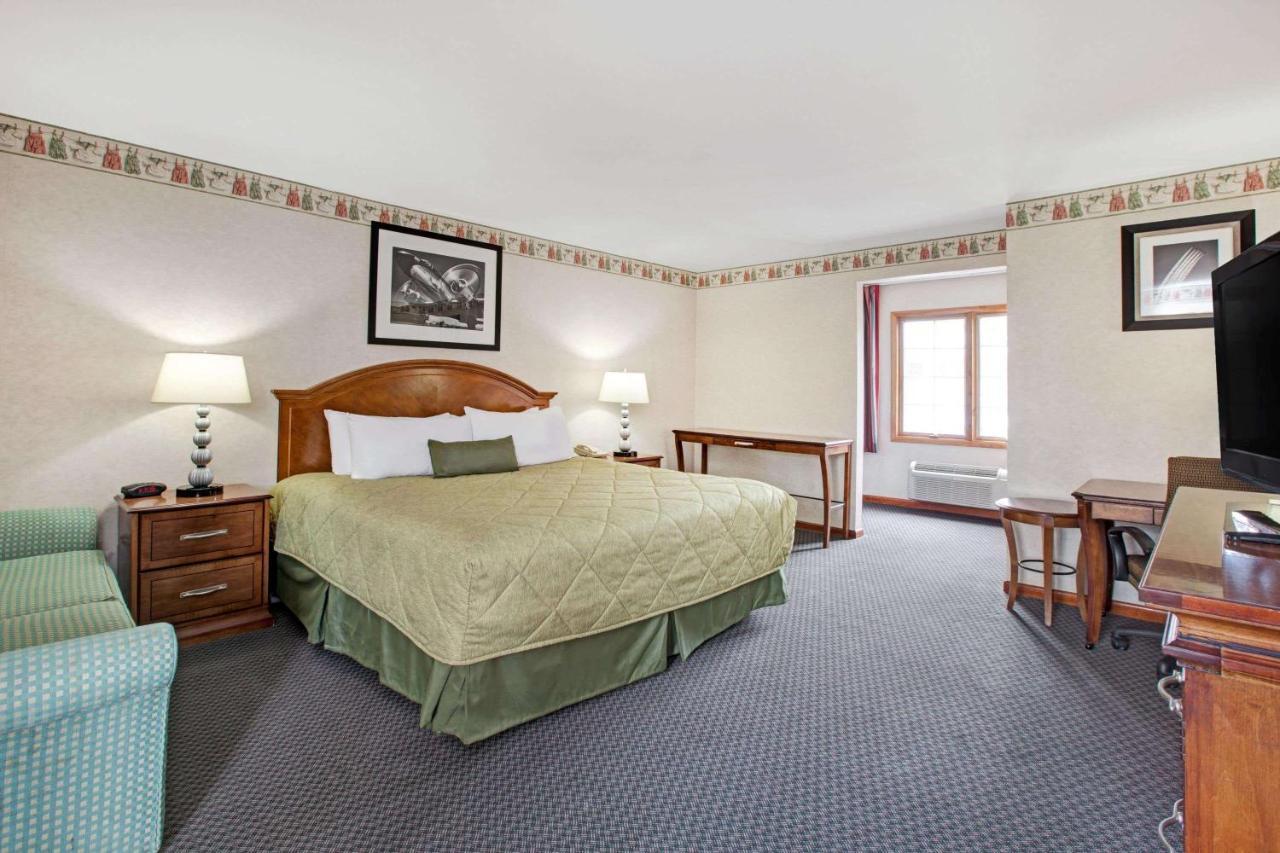 Ramada By Wyndham Flemington Hotel Eksteriør billede