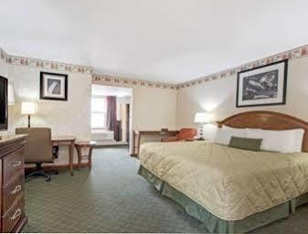 Ramada By Wyndham Flemington Hotel Eksteriør billede